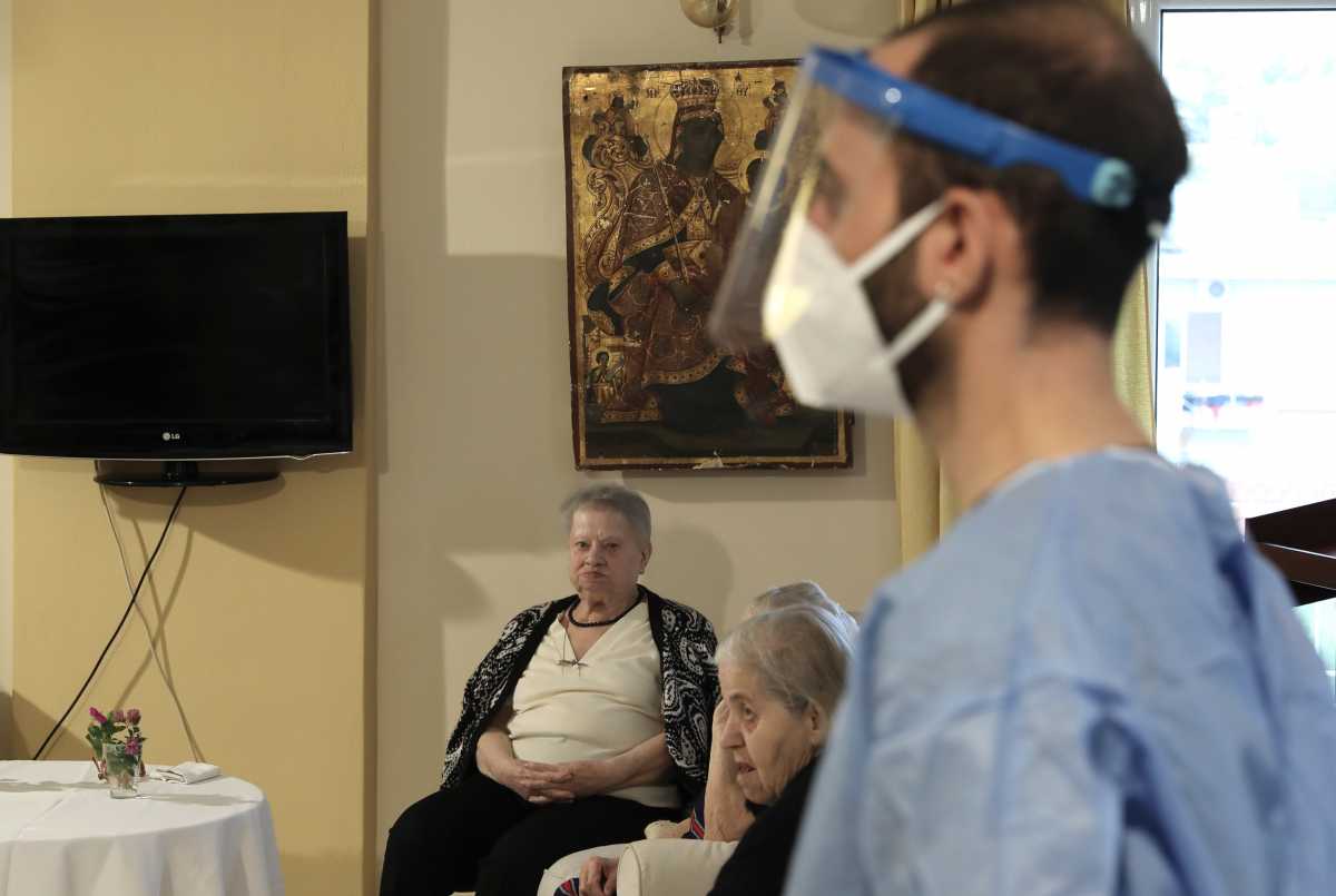 95χρονη που εμβολιάστηκε: «Για εμένα ο κορονοϊός είναι ο Γ’ Παγκόσμιος Πόλεμος»