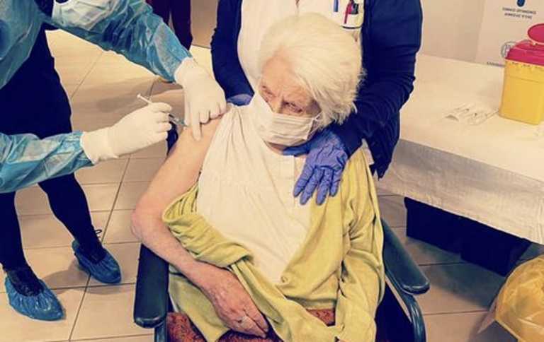 Θεσσαλονίκη: 96χρονη επιζήσασα του Ολοκαυτώματος από τις πρώτες που εμβολιάστηκαν κατά του κορονοϊού
