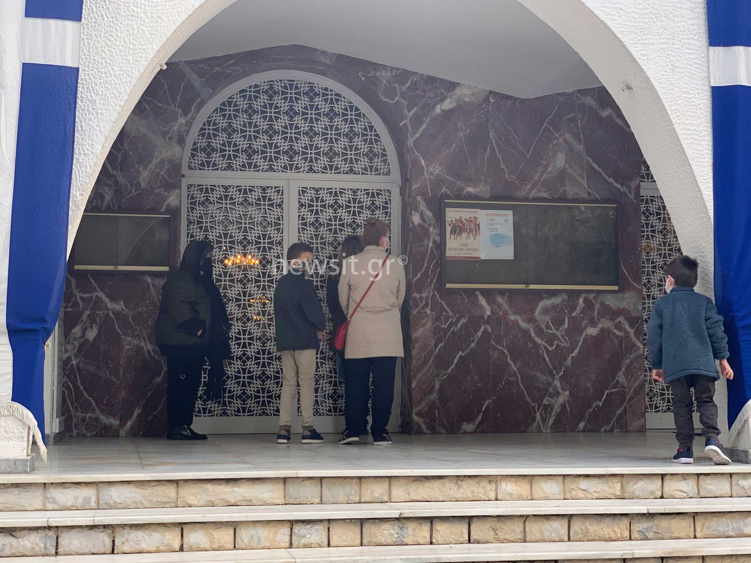 Θεοφάνεια με λίγους πιστούς στις εκκλησίες και διακριτική παρουσία της αστυνομίας – Εικόνα από όλη τη χώρα