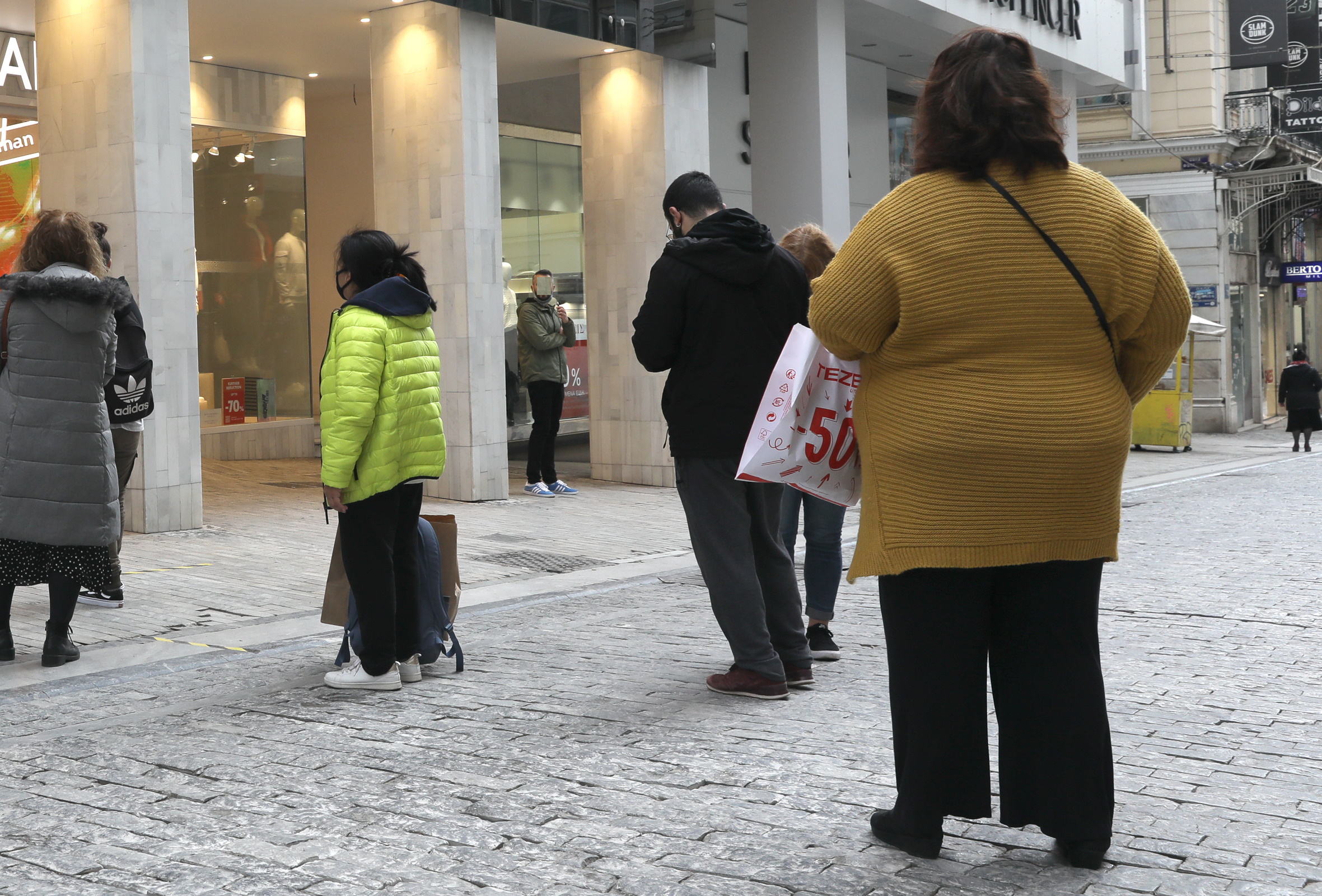 Χαμηλά ο δείκτης θετικότητας αλλά μαύρα σύννεφα για το εμπόριο