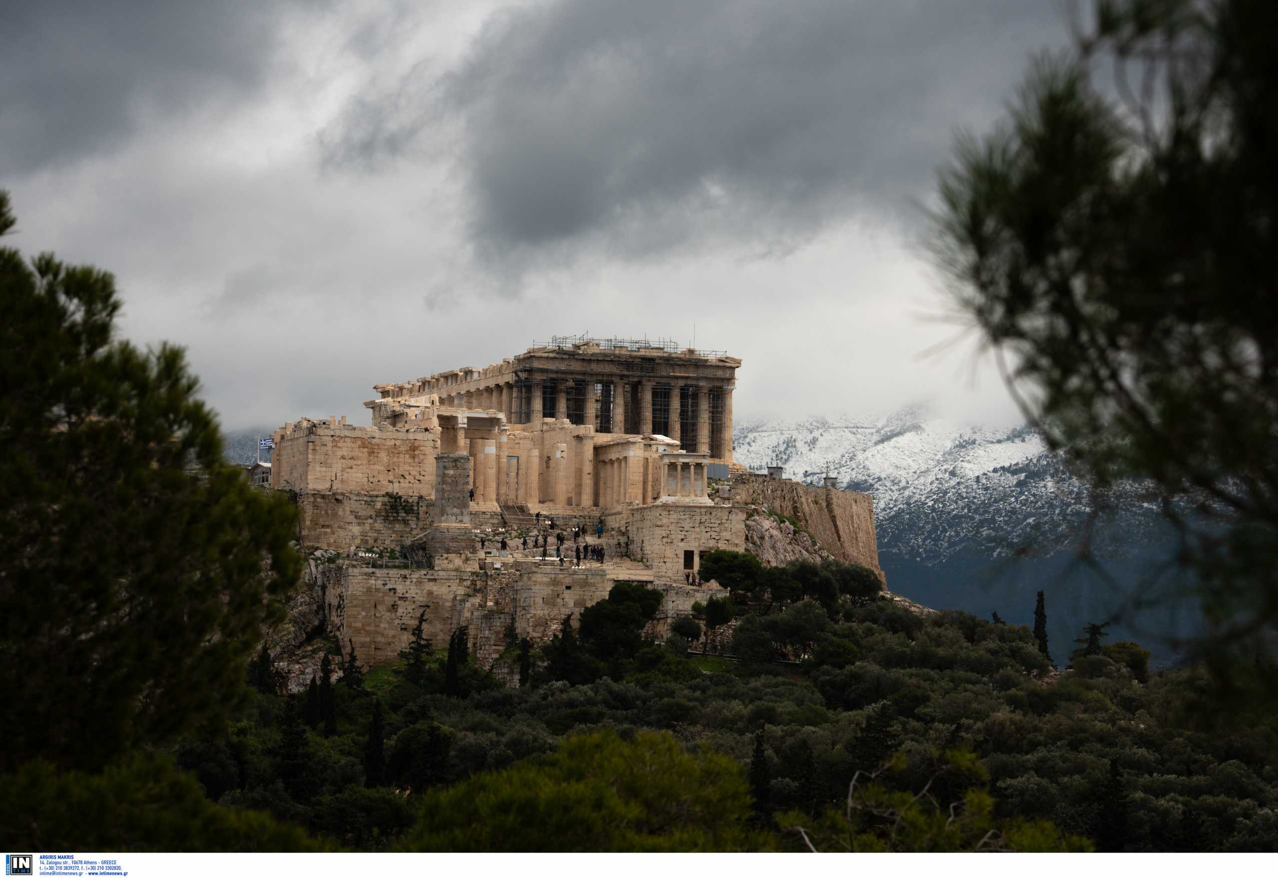 Αεροπλάνα περνούν πάνω από την Ακρόπολη και το Σούνιο