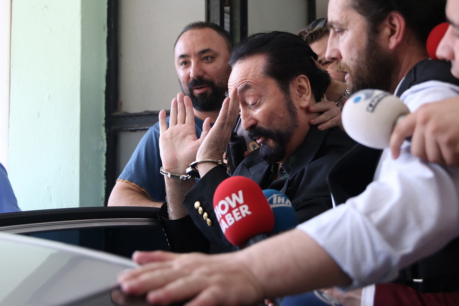 Σε 1.075 χρόνια κάθειρξης καταδικάστηκε ισλαμιστής τηλε-ιεροκήρυκας που χόρευε με ημίγυμνα «γατάκια»