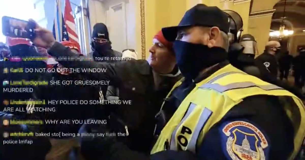 Καπιτώλιο: Selfie αστυνομικού με διαδηλωτή
