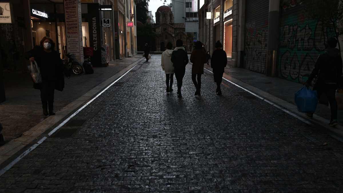 Κορονοϊός: Ανεβαίνει επικίνδυνα ο δείκτης θετικότητας – Τα ενεργά κρούσματα σε Αθήνα και Θεσσαλονίκη