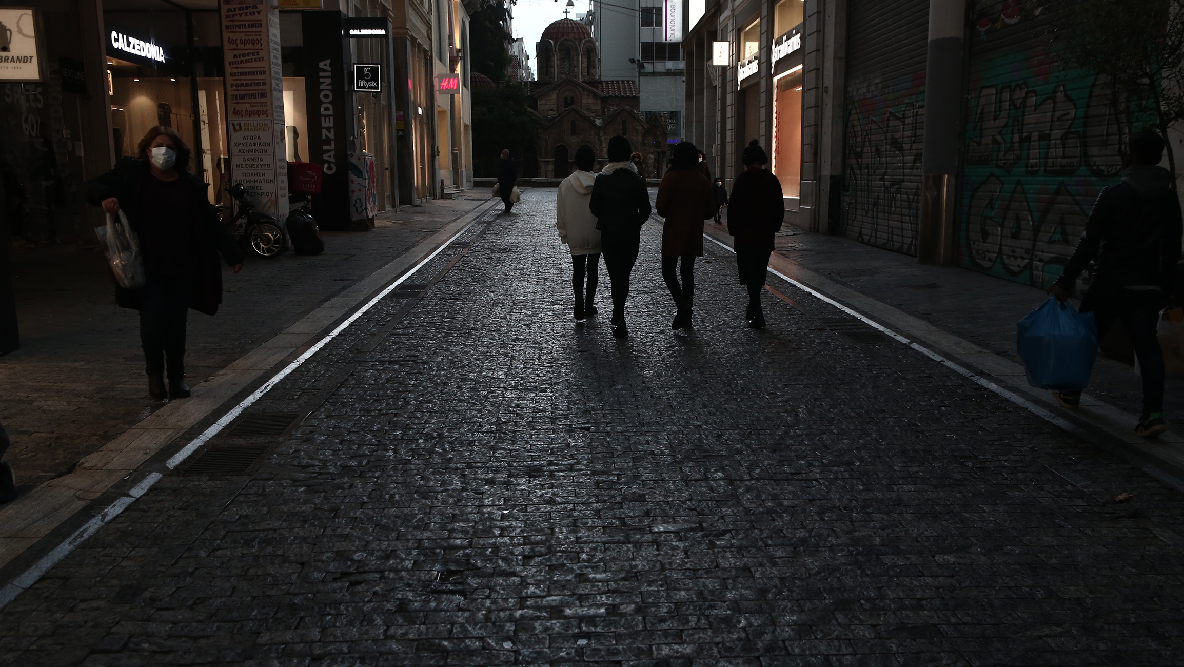 Σκληρό lockdown από αύριο στην Αττική και σε αυτές τις περιοχές – Όλα τα μέτρα