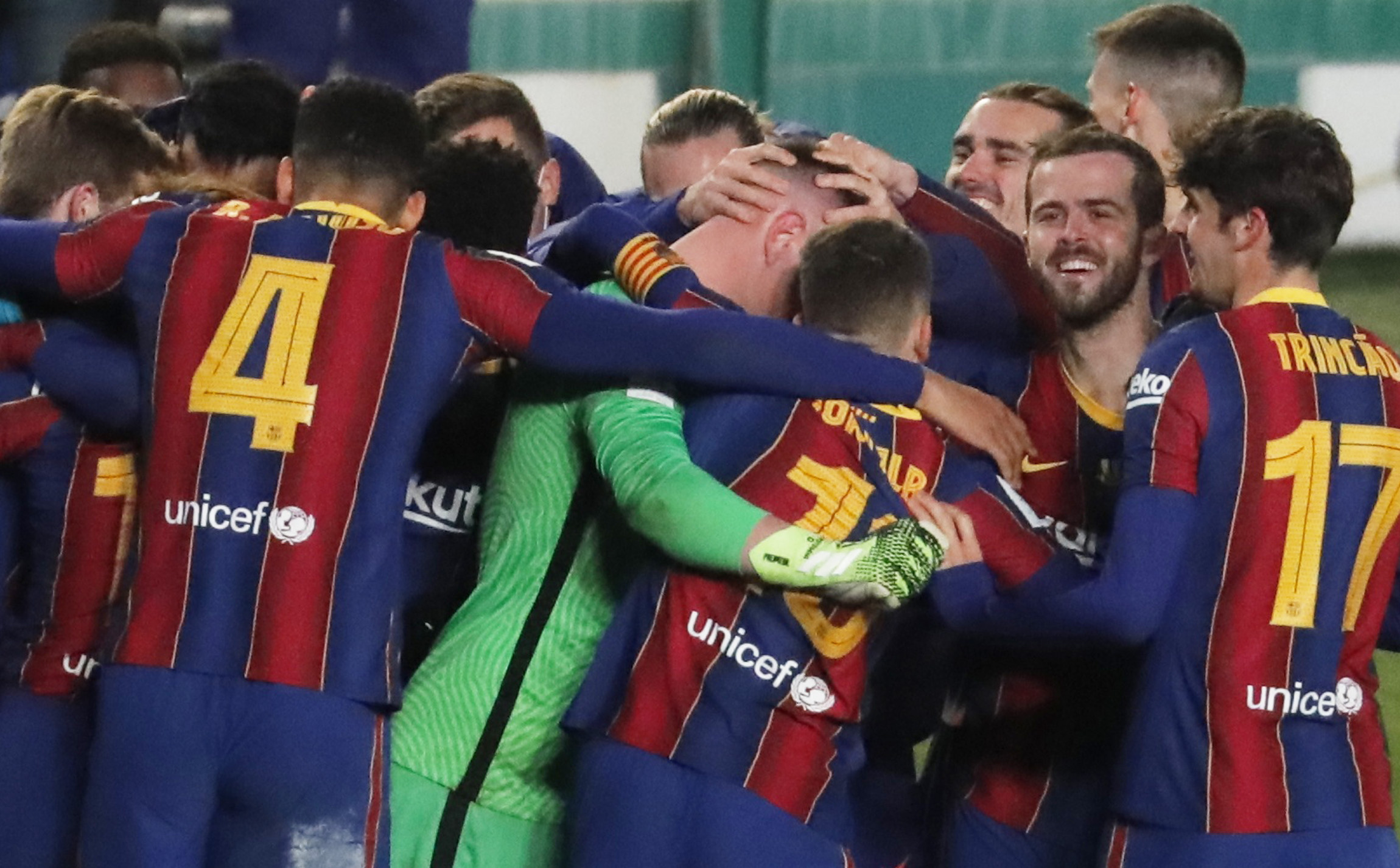 Soccer Football - Spanish Super Cup - Semi Final - Real Sociedad v FC Barcelona - Nuevo Arcangel, Cordoba, Spain - January 13, 2021 Barcelona's Marc-Andre ter Stegen celebrates with teammates after winning the penalty shootout REUTERS