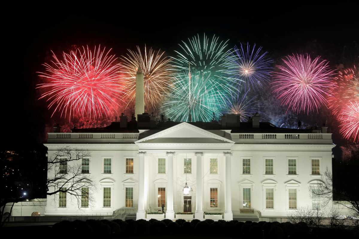 Ο Τζο Μπάιντεν στο Λευκό Οίκο: Πυροτεχνήματα, virtual παρέλαση και… νέα μέρα (pics, vids)