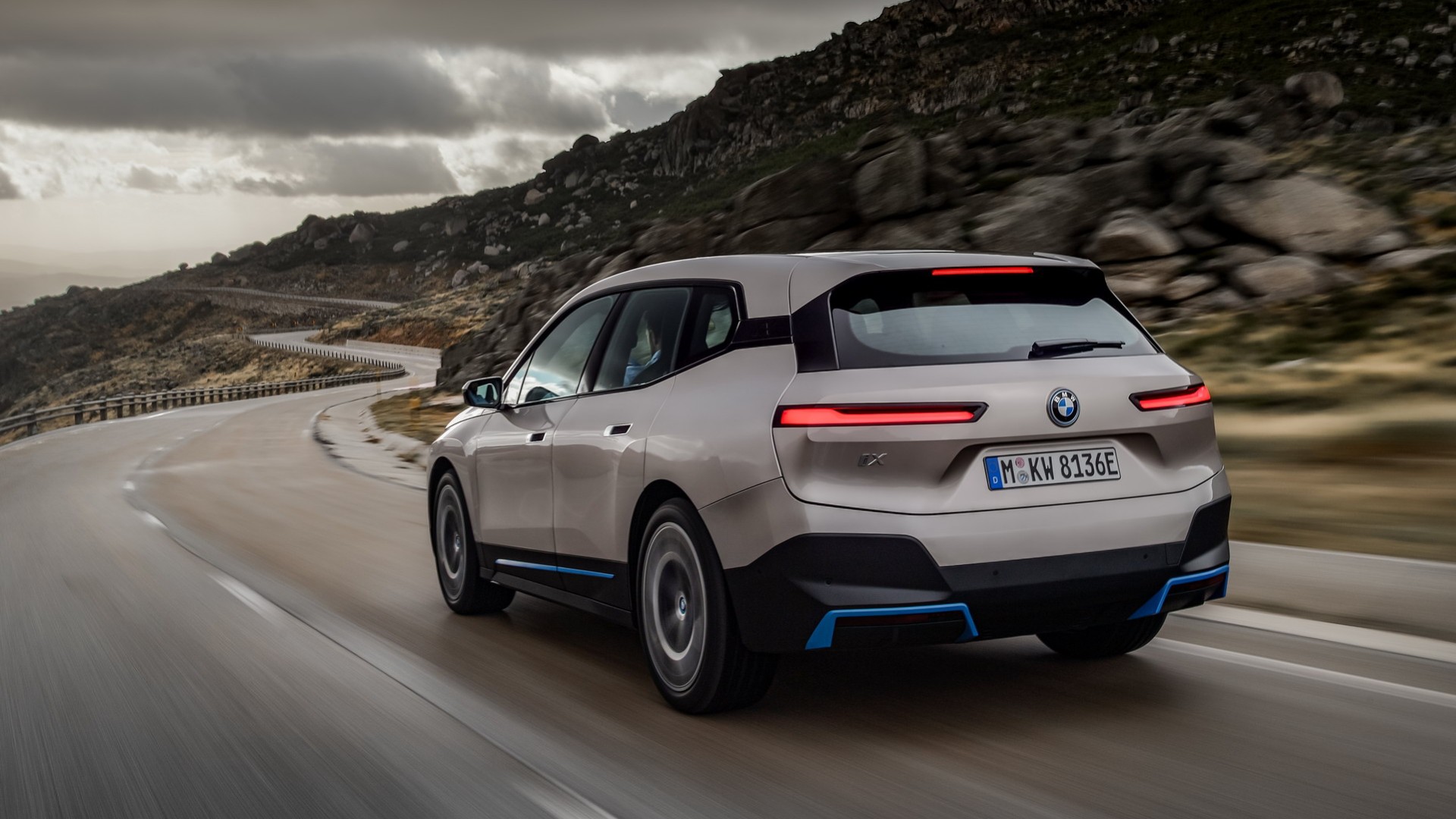 BMW: Μειώνει την γκάμα της και επενδύει στην ηλεκτροκίνηση