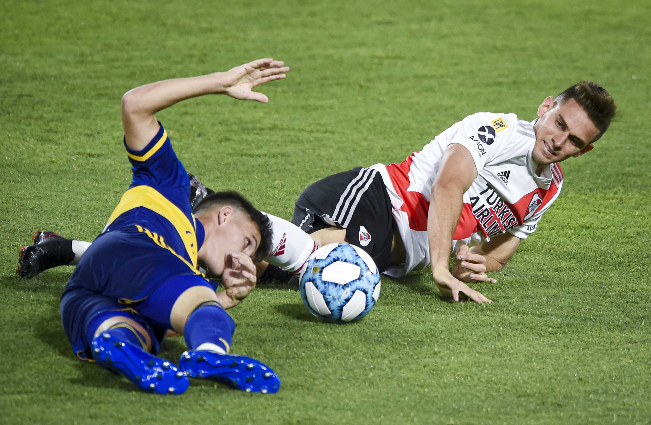 Soccer Football - Copa Diego Maradona - Boca Juniors v River Plate - Estadio La Bombonera, Buenos Aires, Argentina - January 2, 2021 River Plate's Rafael Santos Borre with Boca Juniors' Nicolas Capaldo Pool via REUTERS