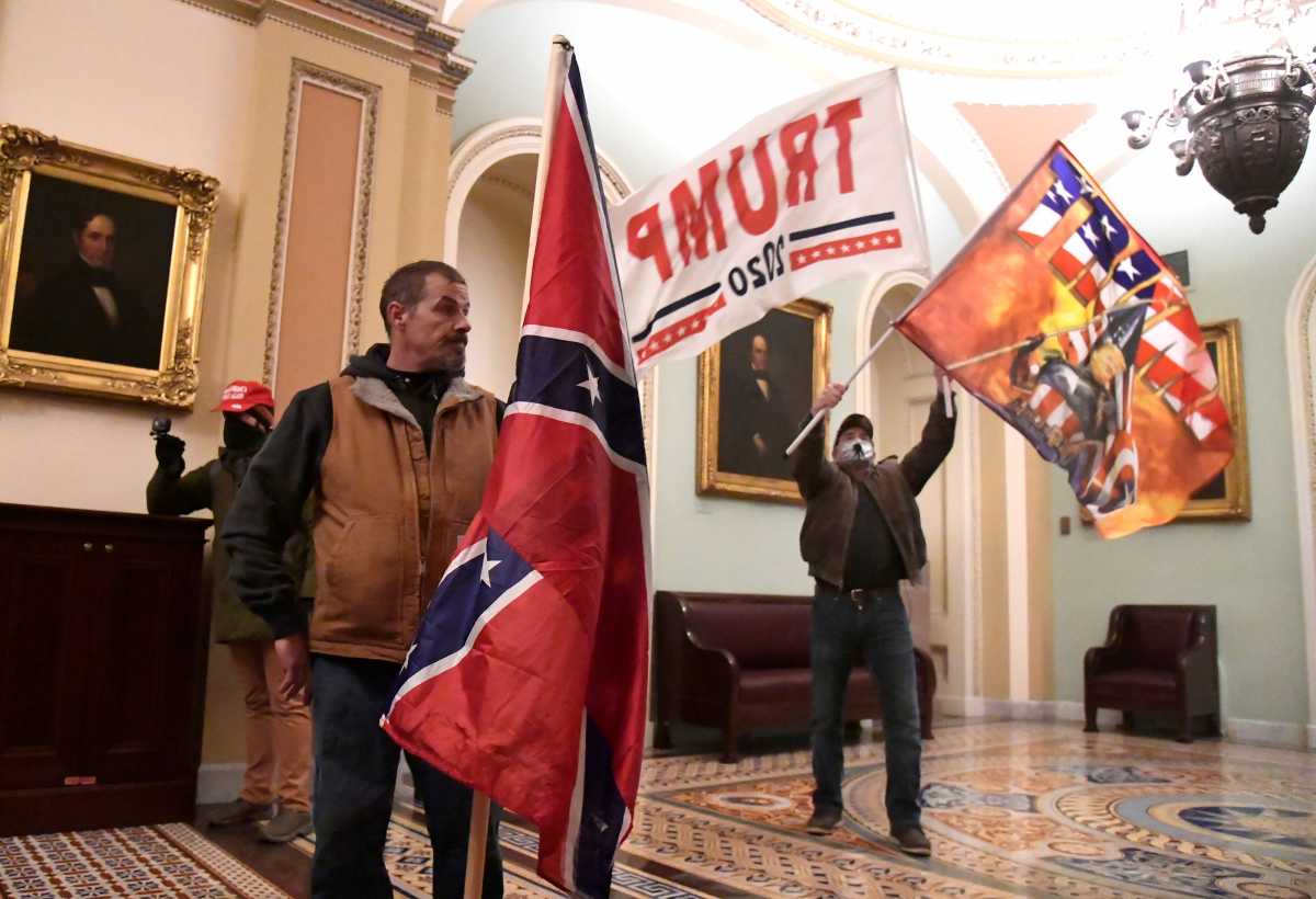 Καπιτώλιο: Στο Smithsonian σημαίες, πλακάτ και άλλα από την εισβολή