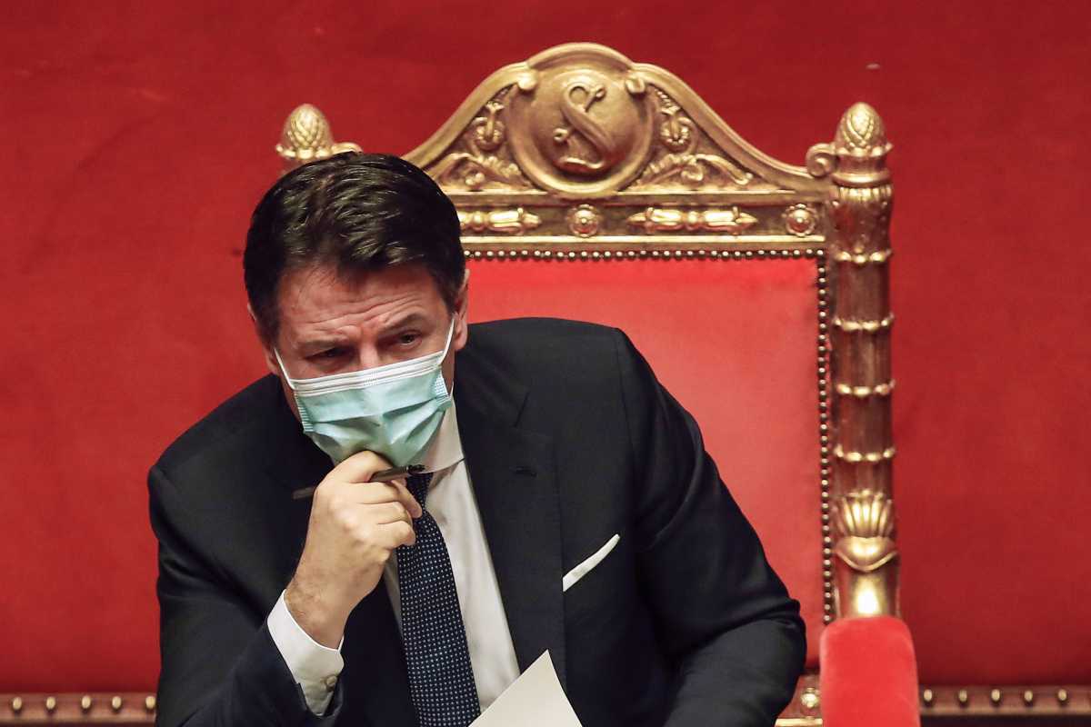 Ιταλία: Ο Τζουζέπε Κόντε προσπαθεί να εξασφαλίσει την στήριξη άλλων πέντε γερουσιαστών