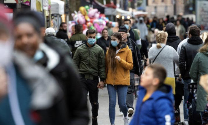 Τρόμο στην Ευρώπη φέρνουν οι νέες μεταλλάξεις – Εξαπλώνονται τα κρούσματα και επιβραδύνονται οι εμβολιασμοί