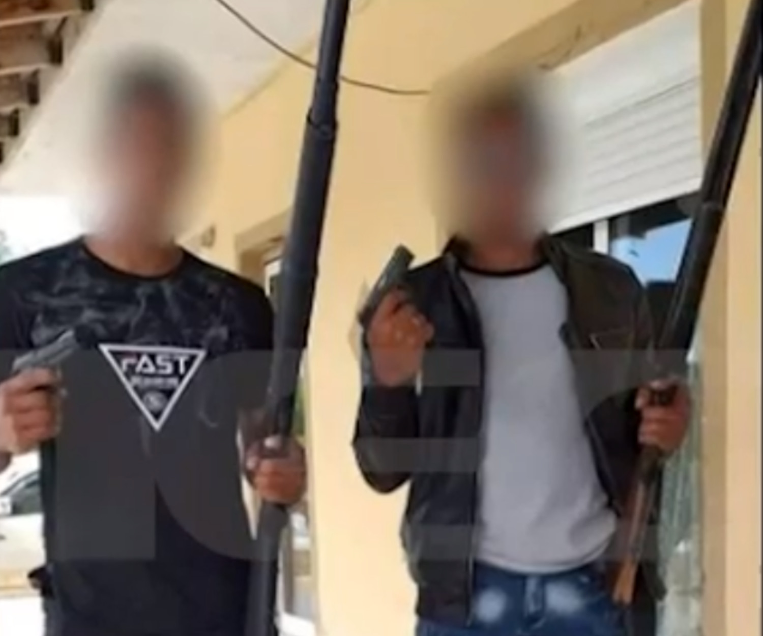 Δυτική Αττική: Σάλος με τις εικόνες ανηλίκων που ποζάρουν με όπλα – «Φοβόμαστε να κυκλοφορήσουμε» (video)