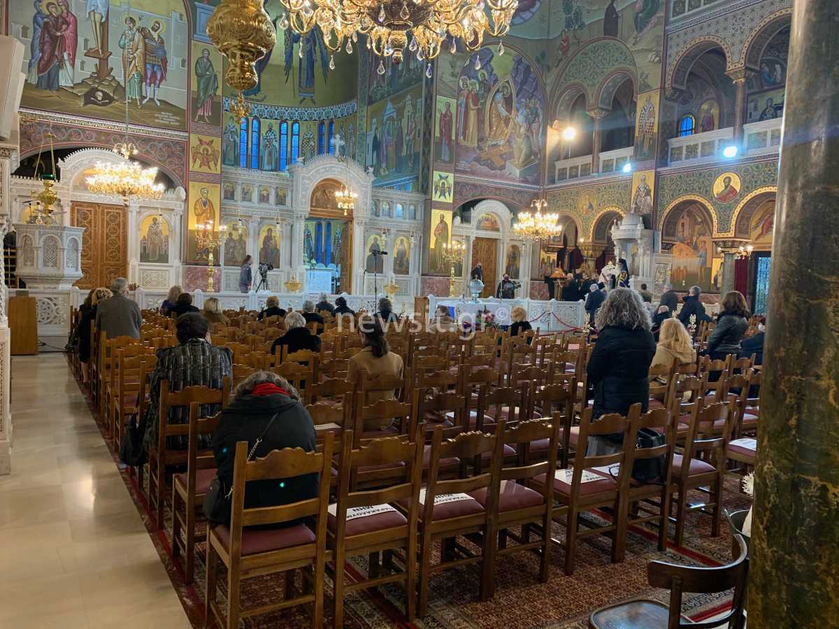 Θεσσαλονίκη: 1.500 ευρώ πρόστιμο σε ιερείς για συνωστισμό σε εκκλησίες – Το τηλεφώνημα και η έφοδος