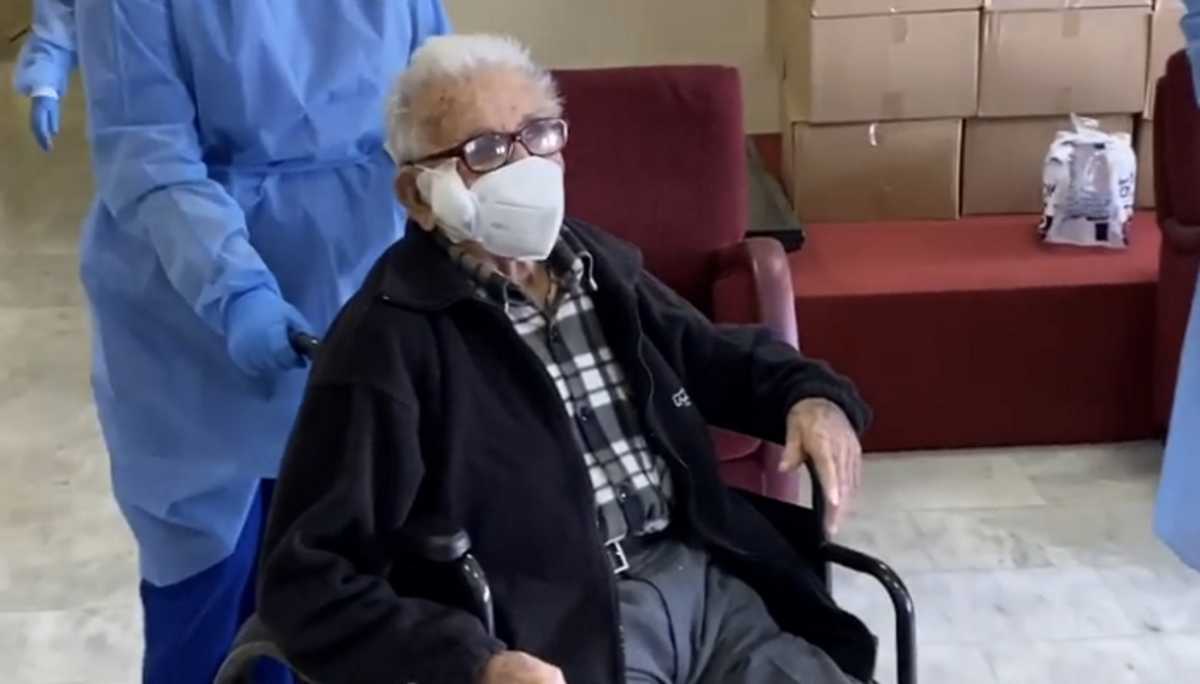 Κορονοϊός: Κρητίκαρος 106 ετών ο πρώτος που εμβολιάστηκε στο δημοτικό γηροκομείο Χανίων (pics)