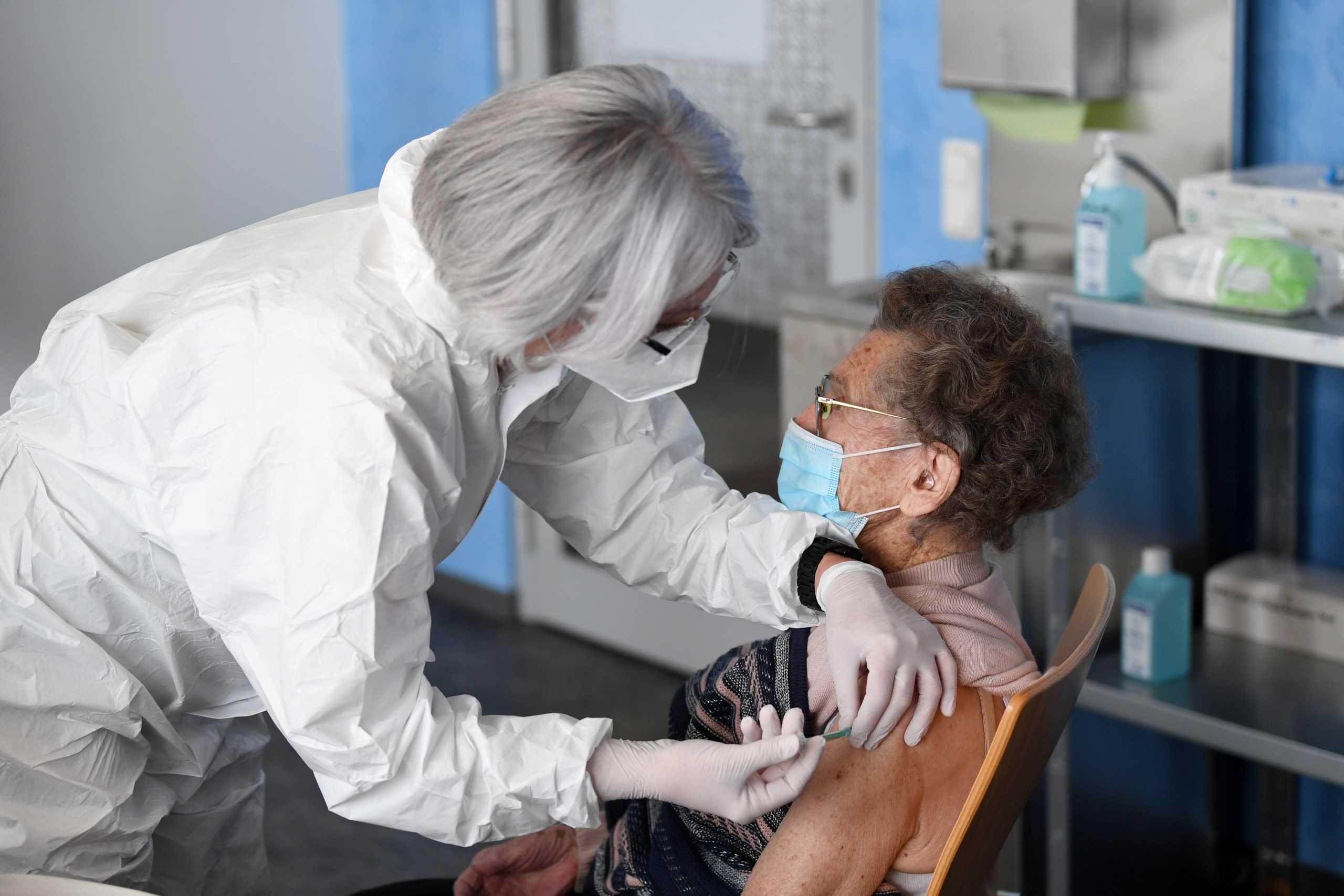 Κορονοϊός: Η προτεραιότητα των υπέργηρων στον εμβολιασμό αυξάνει το προσδόκιμο ζωής
