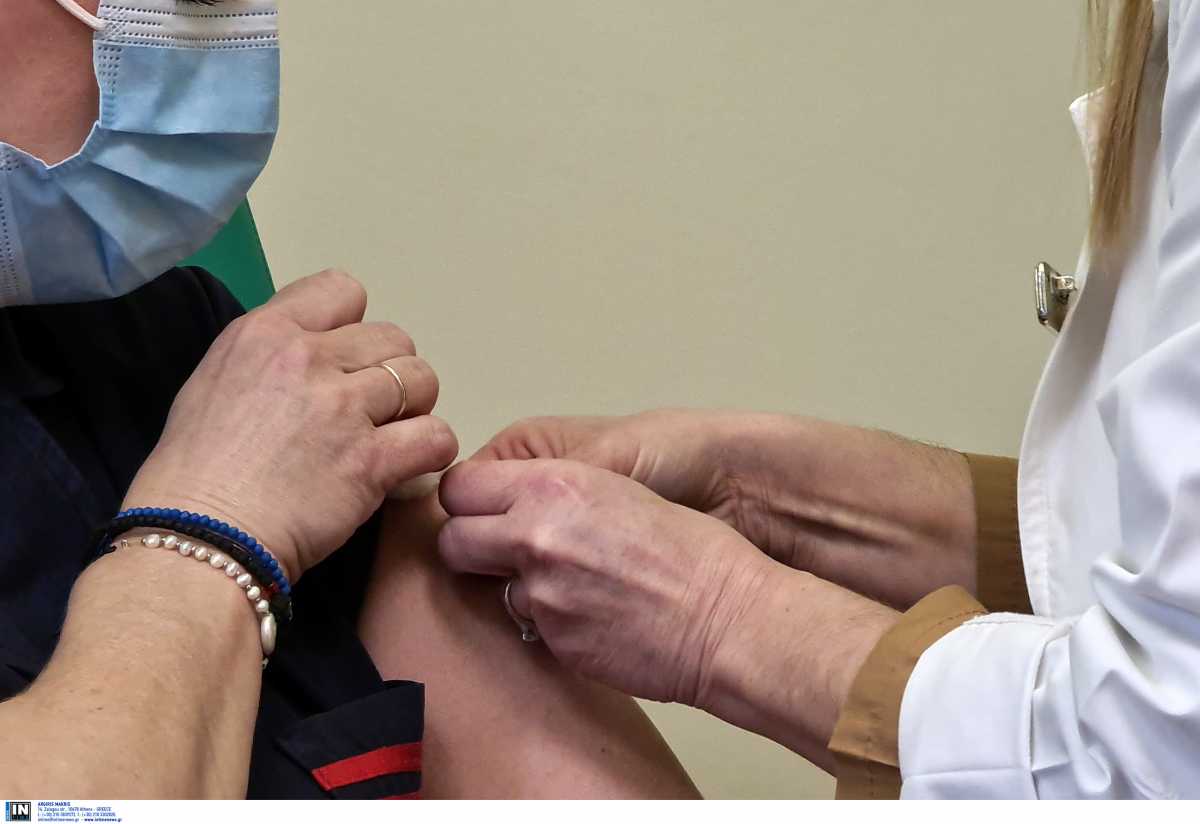 Κορονοϊός: Την άλλη εβδομάδα ξεκινούν οι εμβολιασμοί για άτομα άνω των 75 ετών