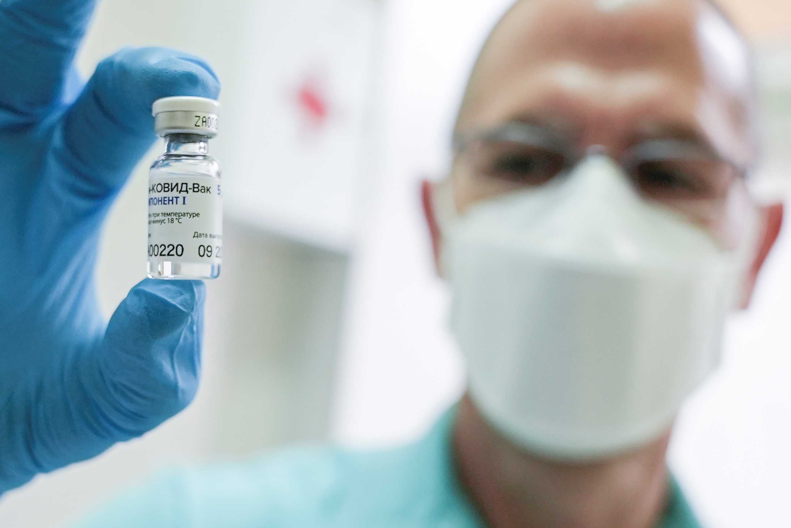Κορονοϊός: «Το Ηνωμένο Βασίλειο εμβολιάζει 200.000 ανθρώπους την ημέρα»