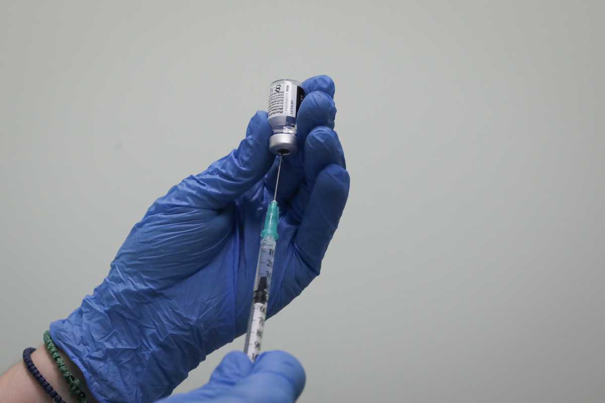 Κορονοϊός: Οι εμβολιασμοί ξεπέρασαν τα επιβεβαιωμένα κρούσματα