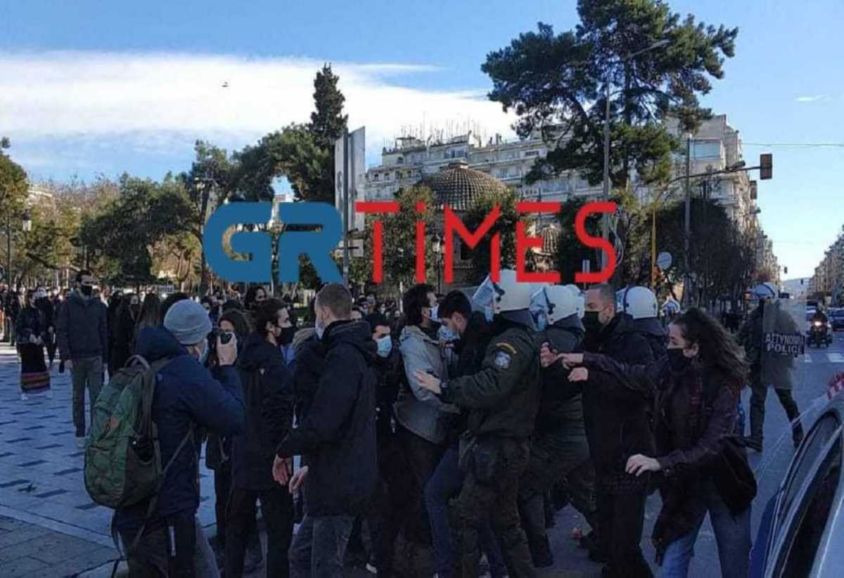 Ένταση στις συγκεντρώσεις φοιτητών σε Πάτρα και Θεσσαλονίκη (video)