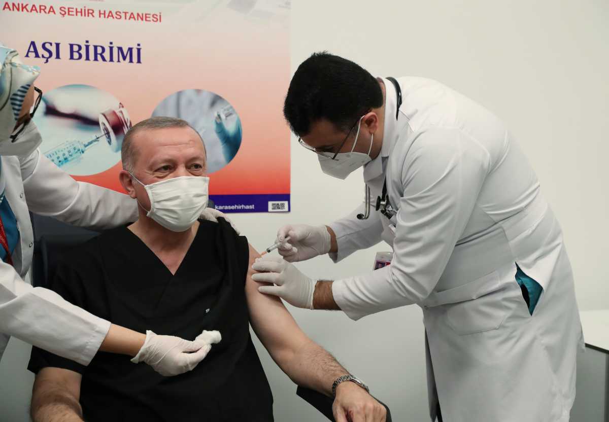 Show και στο νοσοκομείο: Ο Ερντογάν έκανε το εμβόλιο του κορονοϊού