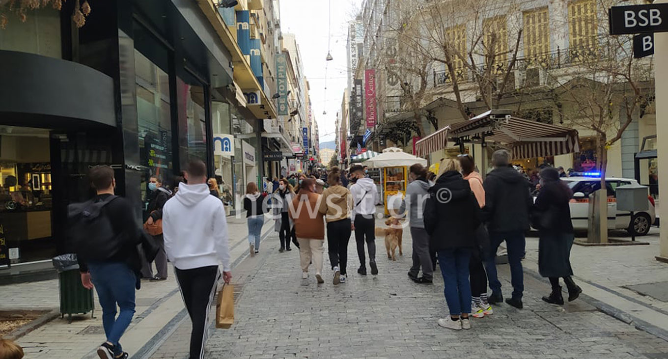 Ανοιχτά μαγαζιά και κυριακάτικη βόλτα: Λαοθάλασσα στην Ερμού, κίνηση παντού