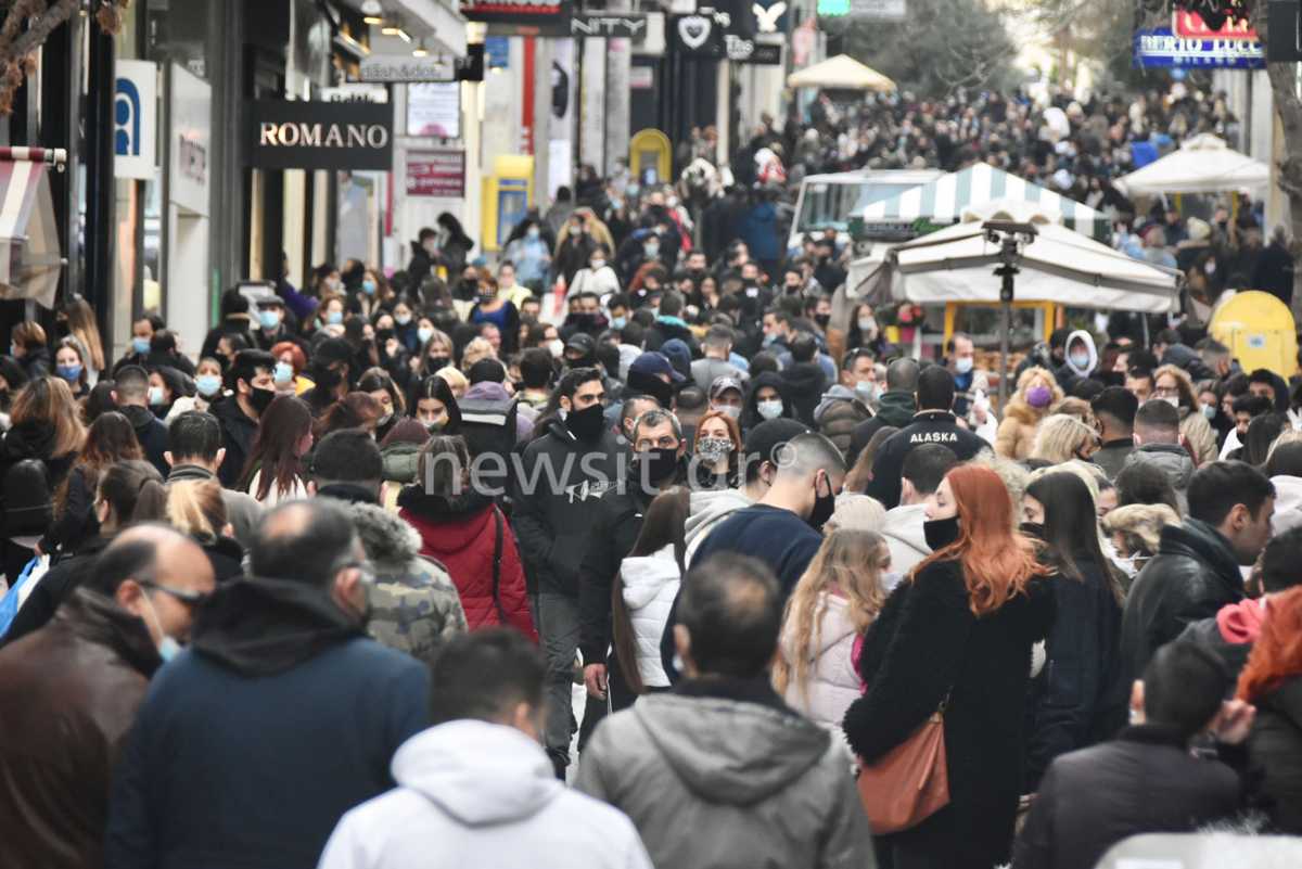 Ανοιχτά μαγαζιά και «βούλιαξαν» από κόσμο Αθήνα και Θεσσαλονίκη – «Βροχή» τα sms