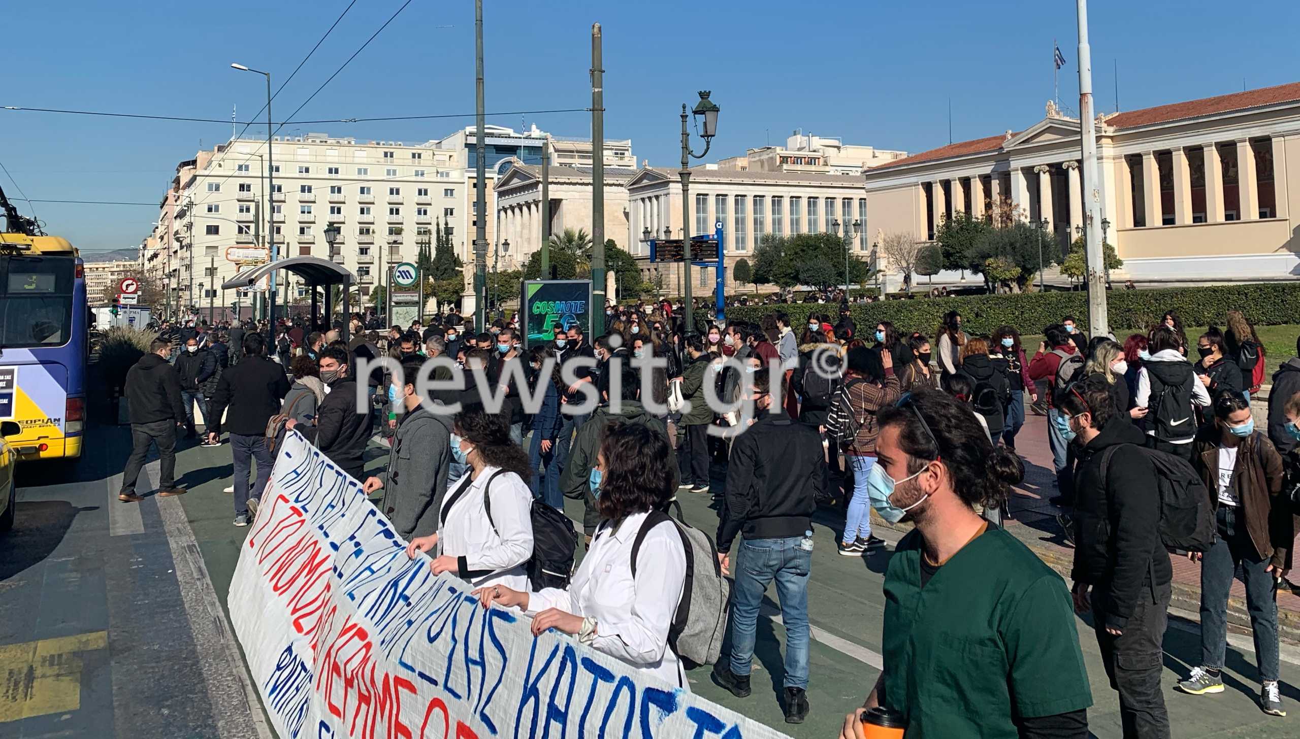 Πανεκπαιδευτικό συλλαλητήριο στην Αθήνα – Κλειστοί δρόμοι (pics, video)