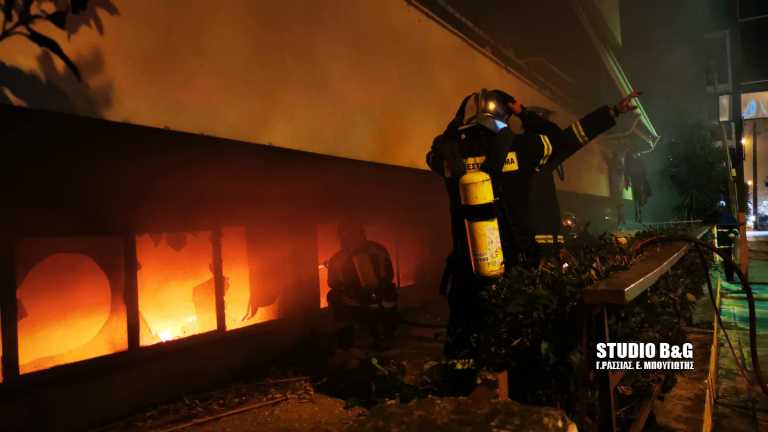 Ναύπλιο: Φωτιά σε υπόγειο γκαράζ πολυκατοικίας (pics, video)