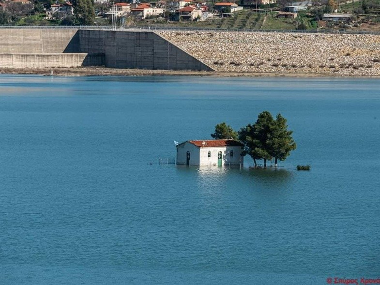 Αχαϊα: Φράγμα Πείρου Παραπείρου – Το νερό «καταπίνει» το εκκλησάκι