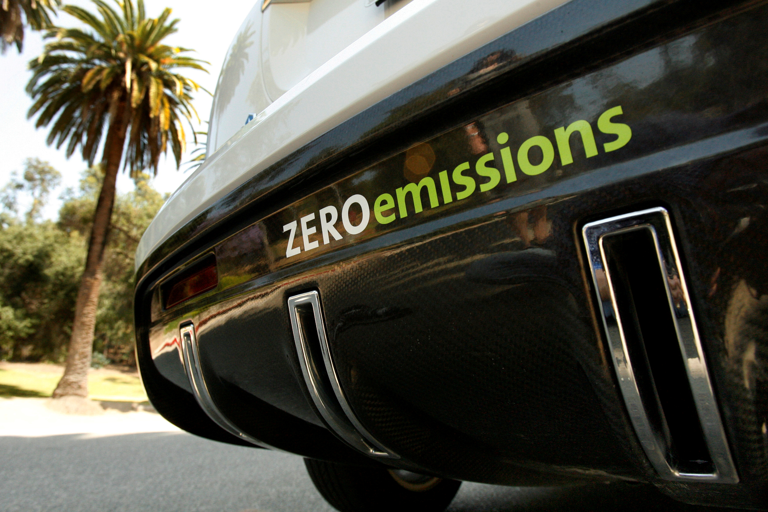 FILE PHOTO: FILE PHOTO: A Chevrolet Equinox Fuel Cell test vehicle is seen in Los Angeles June 10, 2008. General Motors Corp (GM) said on Wednesday it was partnering with Clean Energy Fuels Corp on a new hydrogen refueling station in Los Angeles that the companies hope will be the first of many. The new fueling station will be used by drivers taking part in GM's Los Angeles-area test of its Chevy Equinox Fuel Cell vehicle, the company said. Picture taken June 10, 2008.  REUTERS