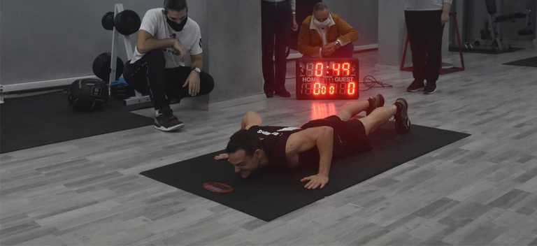 Κρήτη: Απίθανο ρεκόρ Γκίνες σε κλειστό γυμναστήριο – Ο Γιώργος Κοτσιμπός έσπασε το χρονόμετρο (video)