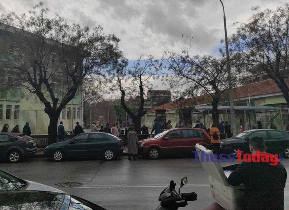 Θεσσαλονίκη: Άνοιγμα σχολείων με συνωστισμό γονέων