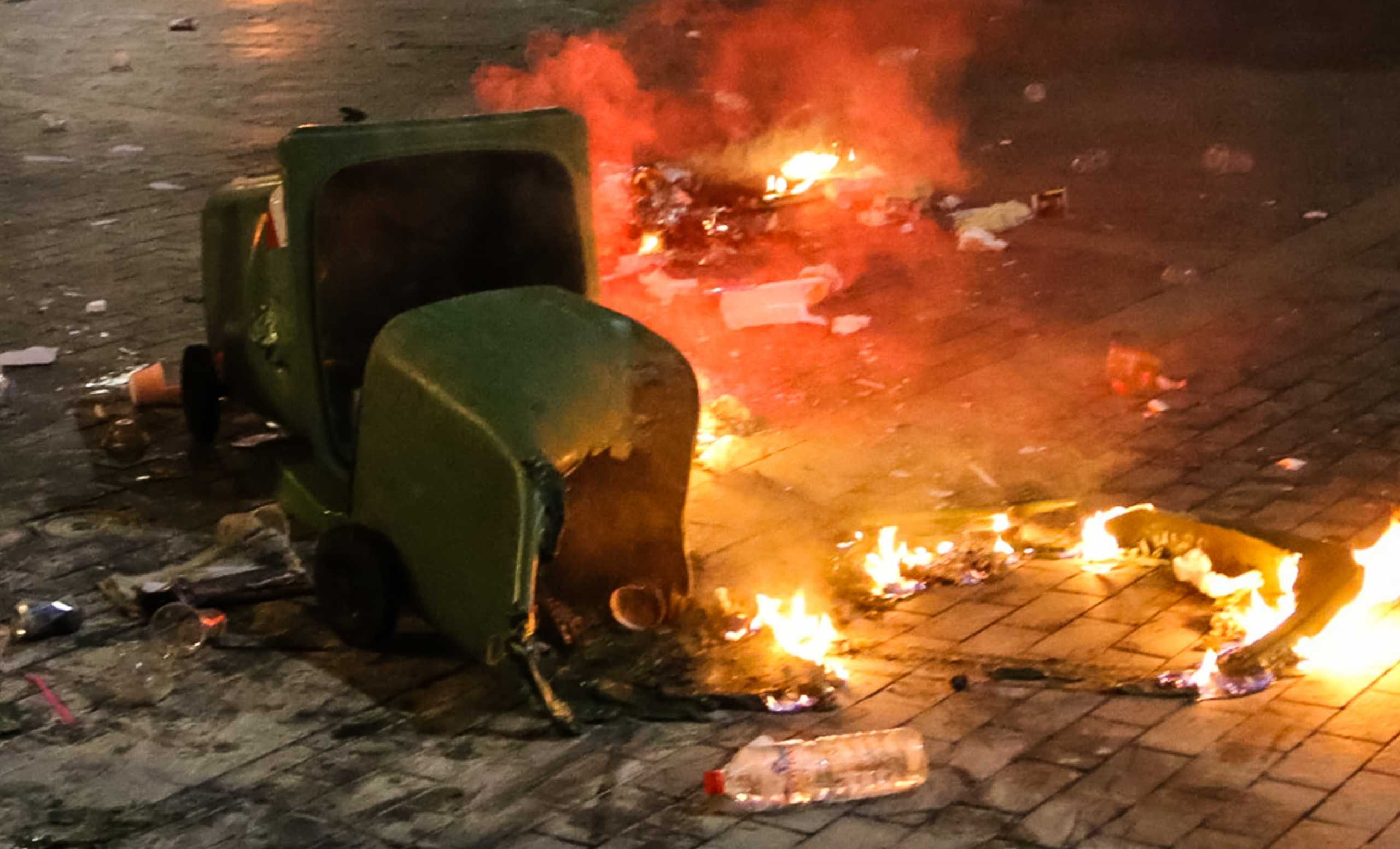Καταστράφηκαν δεκάδες κάδοι στην Πάτρα