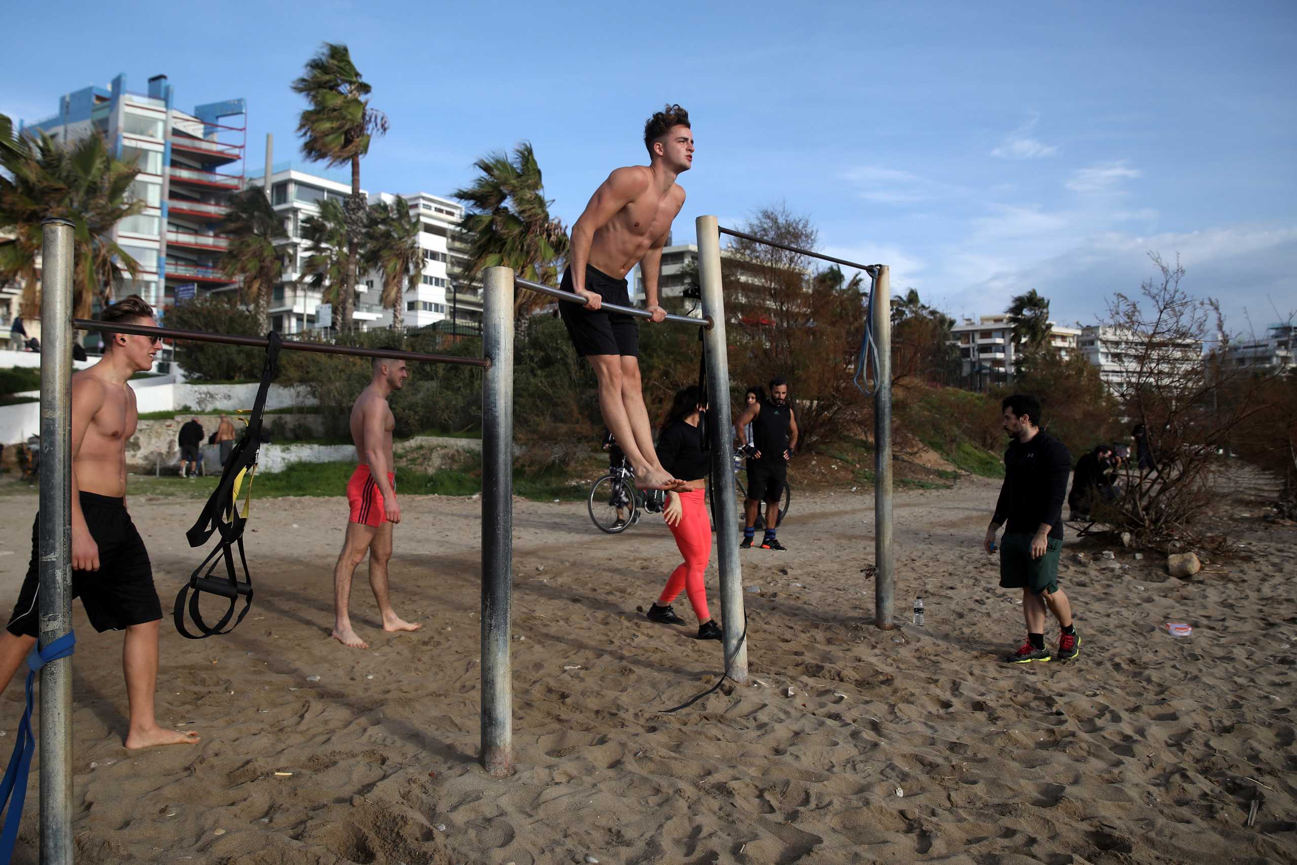 Lockdown: Το Reuters σχολιάζει τις εικόνες με τον κόσμο στις παραλίες (pics)