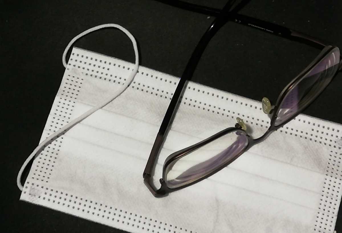 Αυτά είναι τα κόλπα για να μην θολώνουν τα γυαλιά σας όταν φοράτε μάσκα