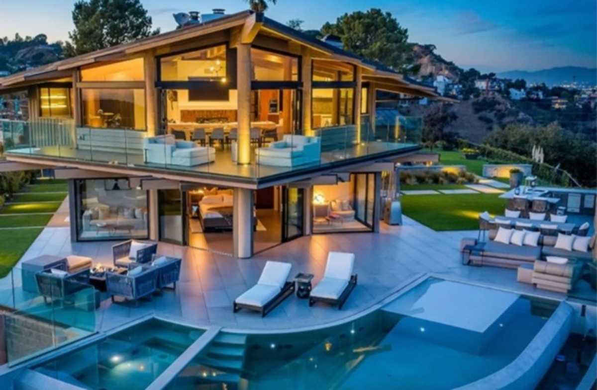 Ένα απίστευτο σπίτι στο Χόλιγουντ που μοιάζει με μεγάλο ξύλινο αεροπλάνο!