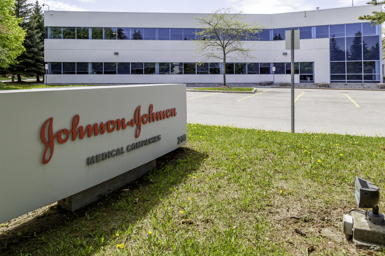 Johnson & Johnson: Ανακαλούνται επικίνδυνα αντηλιακά – Εντοπίστηκαν καρκινογόνα χημικά