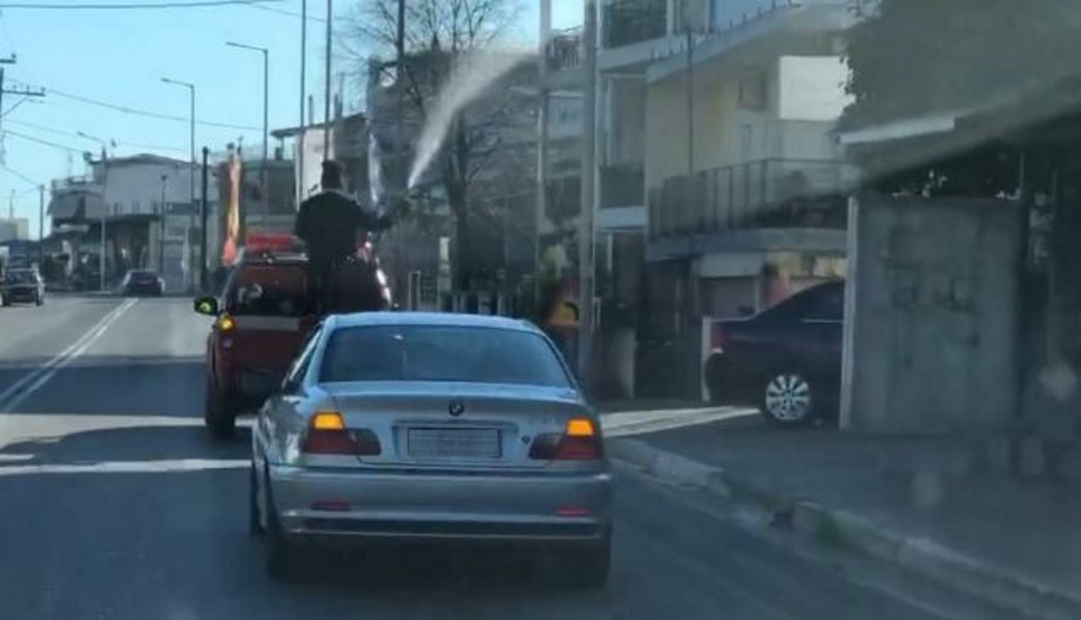 Παπάς πάνω σε πυροσβεστικό έριχνε Αγιασμό με τη μάνικα (video)