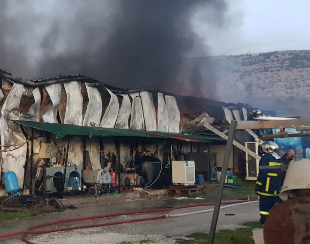 Καταστράφηκε μέρος του εργοστασίου «Υφαντής» στα Τρίκαλα από τη μεγάλη  φωτιά (pics)