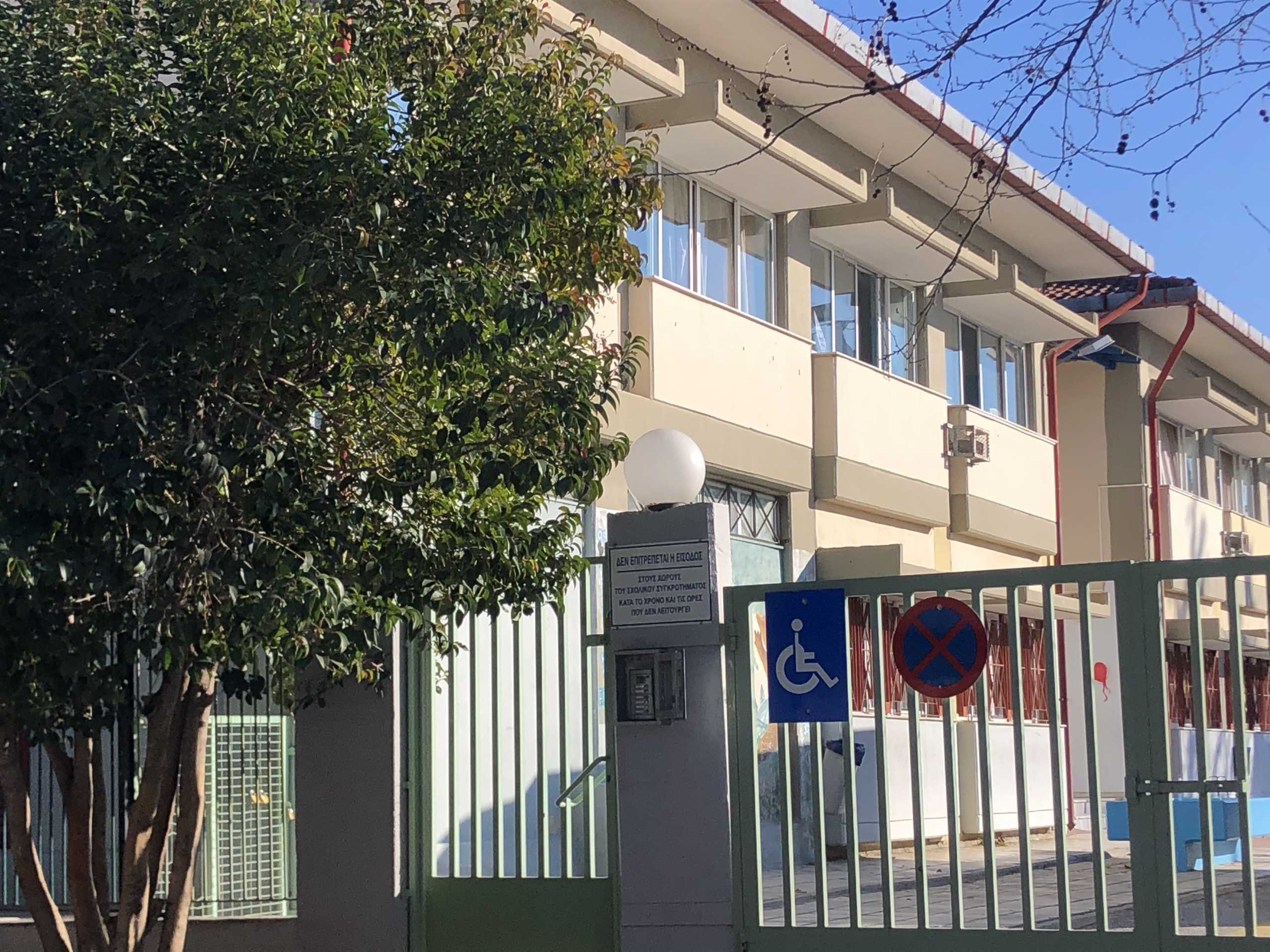 Θεσσαλονίκη – Κορονοϊός: Αγωνία και φόβος μετά το κρούσμα σε δημοτικό σχολείο του Ευόσμου – Στα κάγκελα οι γονείς (pics)