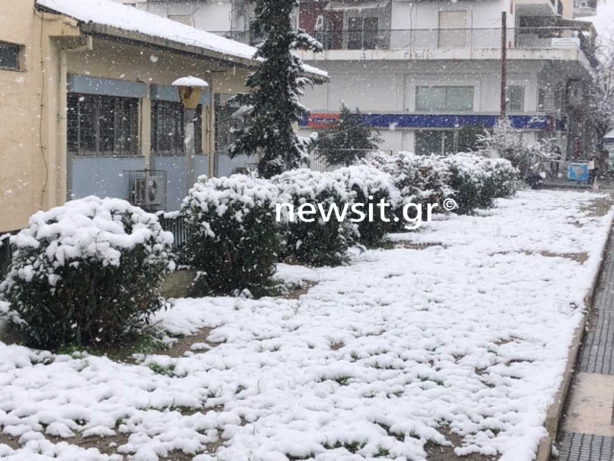 Καιρός – Θεσσαλονίκη: Χιόνια από τα ξημερώματα ακόμα και στο κέντρο της πόλης (pics)