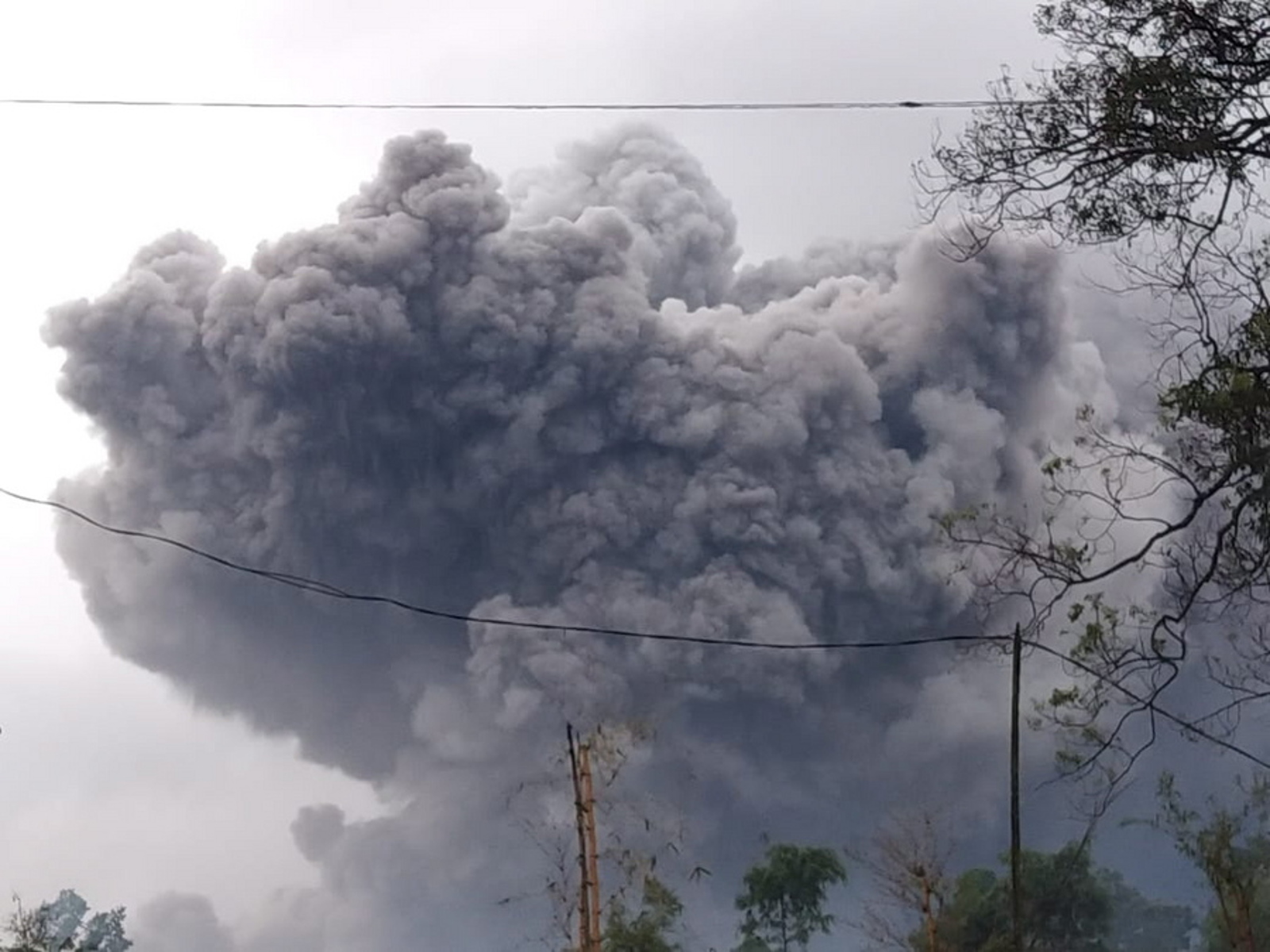 Ινδονησία: Βρυχάται το ηφαίστειο Σεμέρου – Σε ύψος 5 χιλιομέτρων η τέφρα
