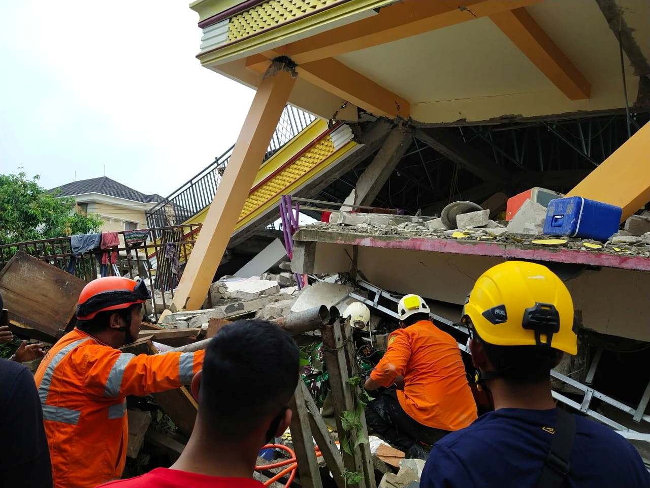 Σεισμός στην Ινδονησία: Τουλάχιστον 35 νεκροί από τα 6,2 Ρίχτερ – Σε εξέλιξη επιχειρήσεις διάσωσης (pics, vids)