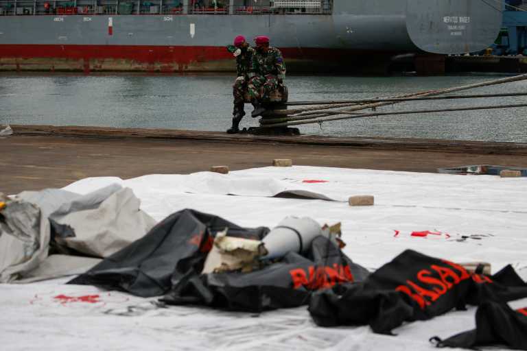Ινδονησία: Βρέθηκαν τα μαύρα κουτιά του Boeing της Sriwijaya Air (pics)
