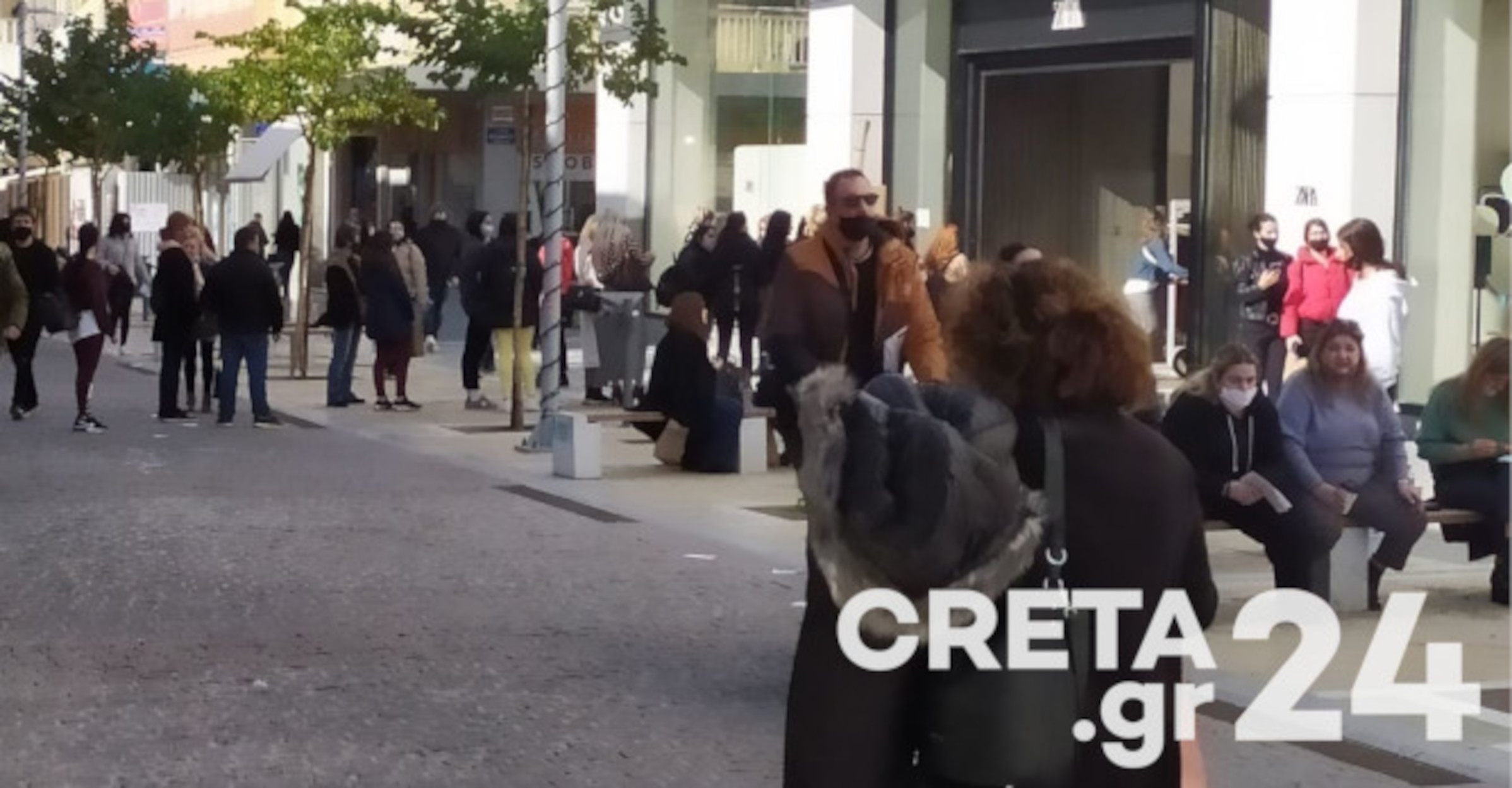 Ηράκλειο: Τεράστιες ουρές έξω από τα καταστήματα (pics)