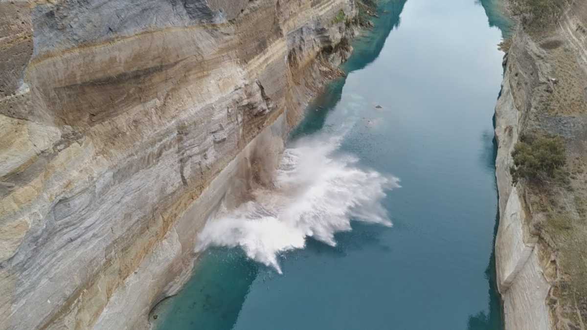 Κόρινθος: Δείτε τη στιγμή της κατολίσθησης στον Ισθμό – Απαγορεύτηκε το πέρασμα των πλοίων