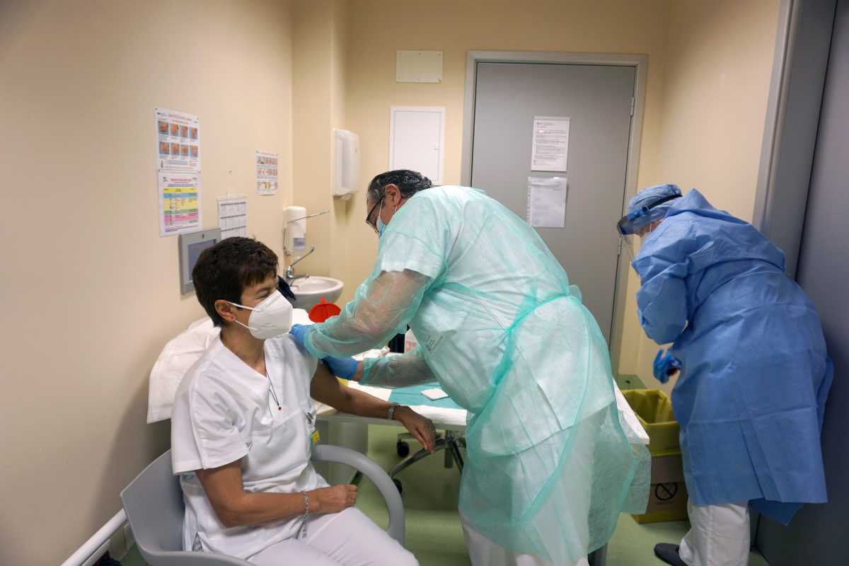 Ιταλία: Δικαστική απόφαση «βόμβα» – Όποιος υγειονομικός αρνείται να εμβολιαστεί, δεν θα πληρωθεί