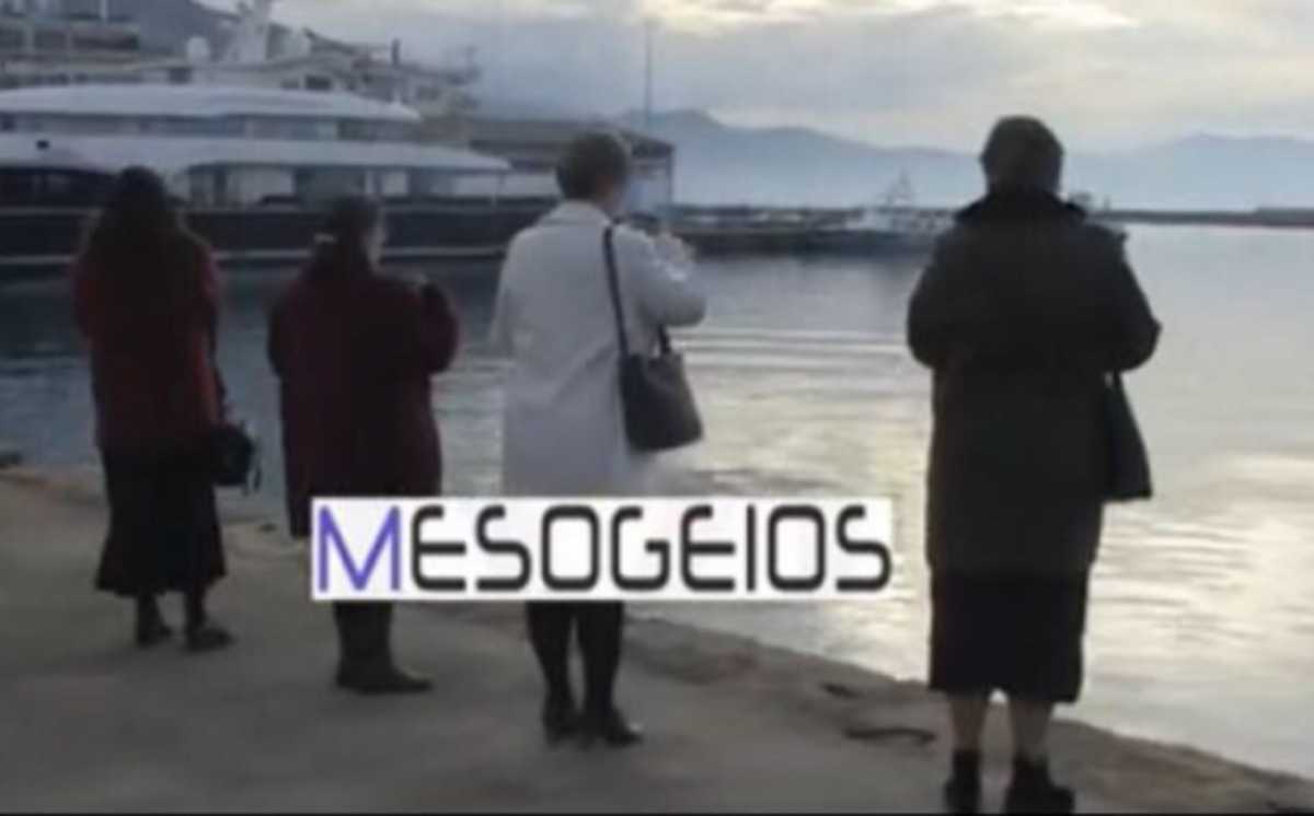 Καλαμάτα – Θεοφάνεια: Η στιγμή που 4 γυναίκες ρίχνουν αυτοσχέδιο σταυρό και αγιάζουν τα νερά (video)
