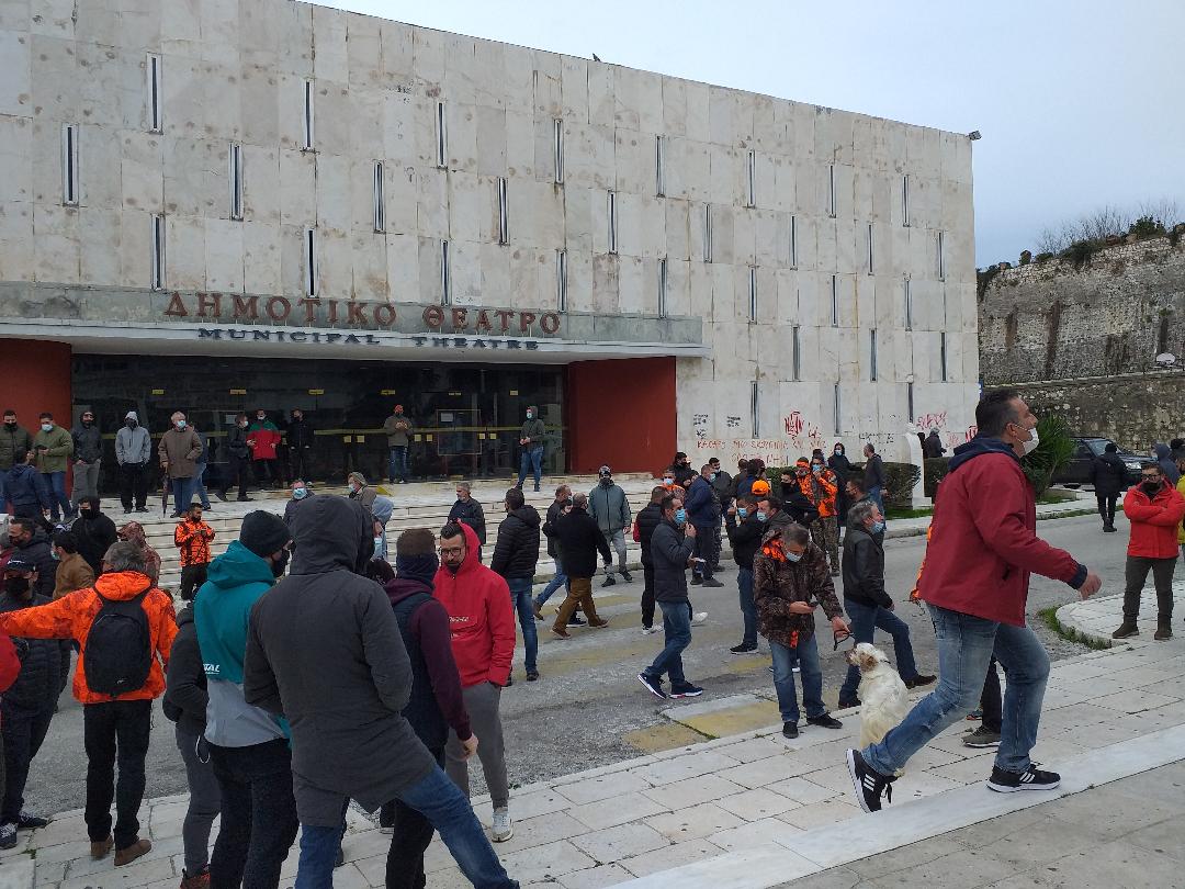 Κέρκυρα: Συμβολική κατάληψη του δημαρχείου από ψαράδες και κυνηγούς – «Οι κύριοι μας εμπαίζουν»